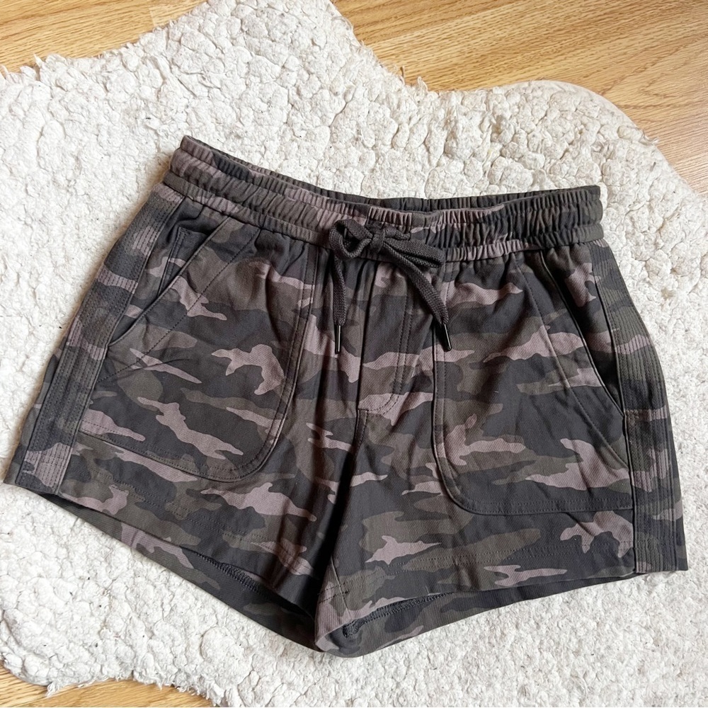 Athleta: Green Camo Elastic Waist Drawstring Farallon Pull Up Shorts Size 2